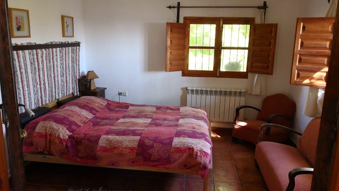 Dormitorio y baño de la casa rural del aula de la naturaleza